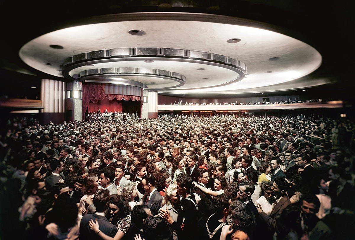 Crowds of people in the Hollywood Palladium